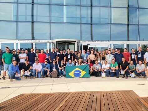 Farmers visiting Danforth Center from Brazil